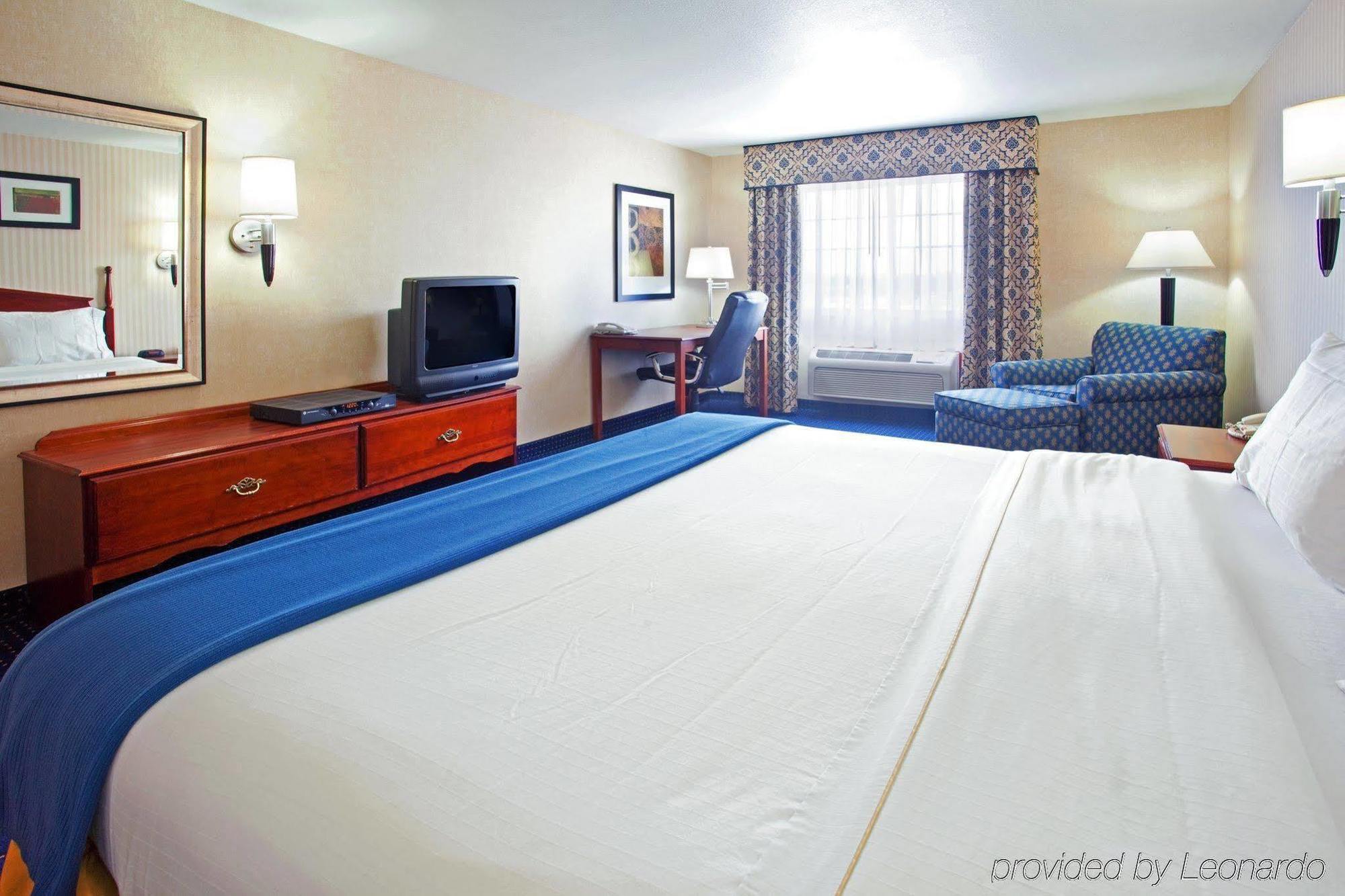 Holiday Inn Express Hotel & Suites Wabash, An Ihg Hotel Room photo